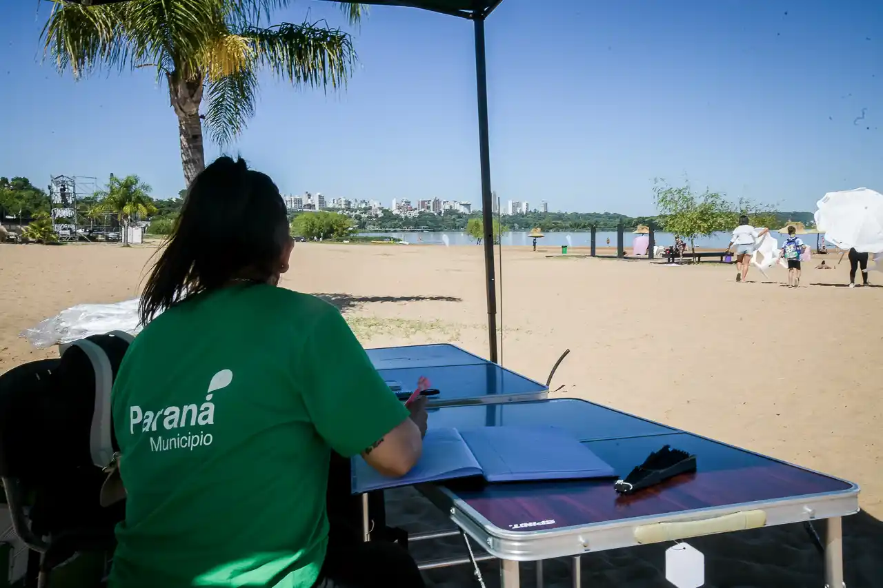 La Municipalidad de Paraná habilitó el servicio gratuito de sombrillas y reposeras en el balneario Thompson