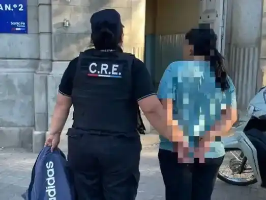 Detuvieron a una mujer por abandonar a su hijo con síndrome de Down en una plaza