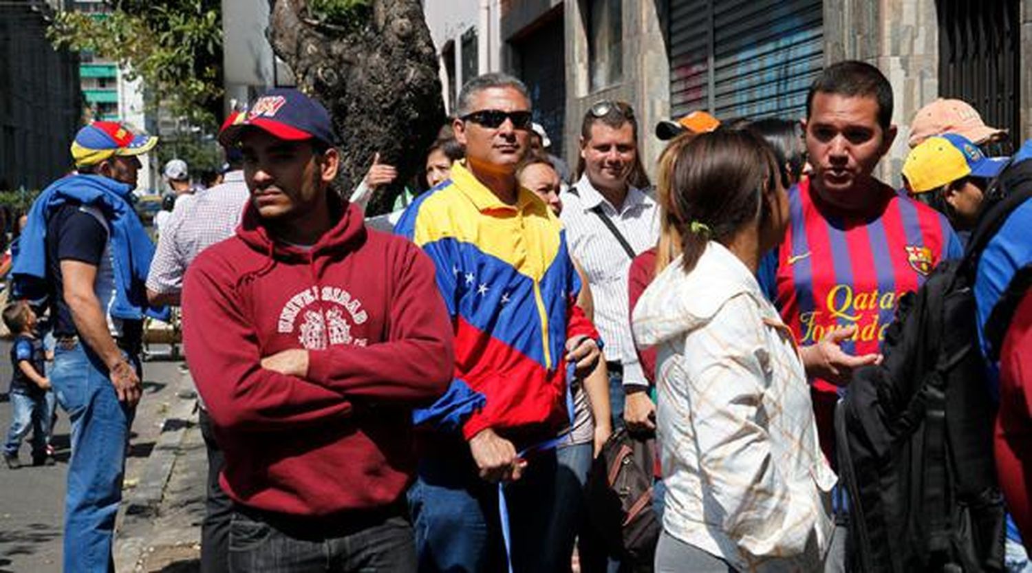 Lasso promete regularizar a migrantes venezolanos en Ecuador