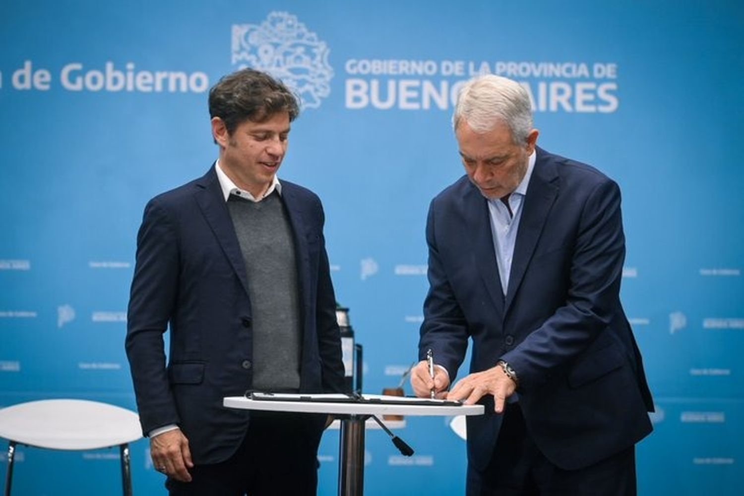 Kicillof y Alak firmaron el expediente para escriturar el Estadio Único.