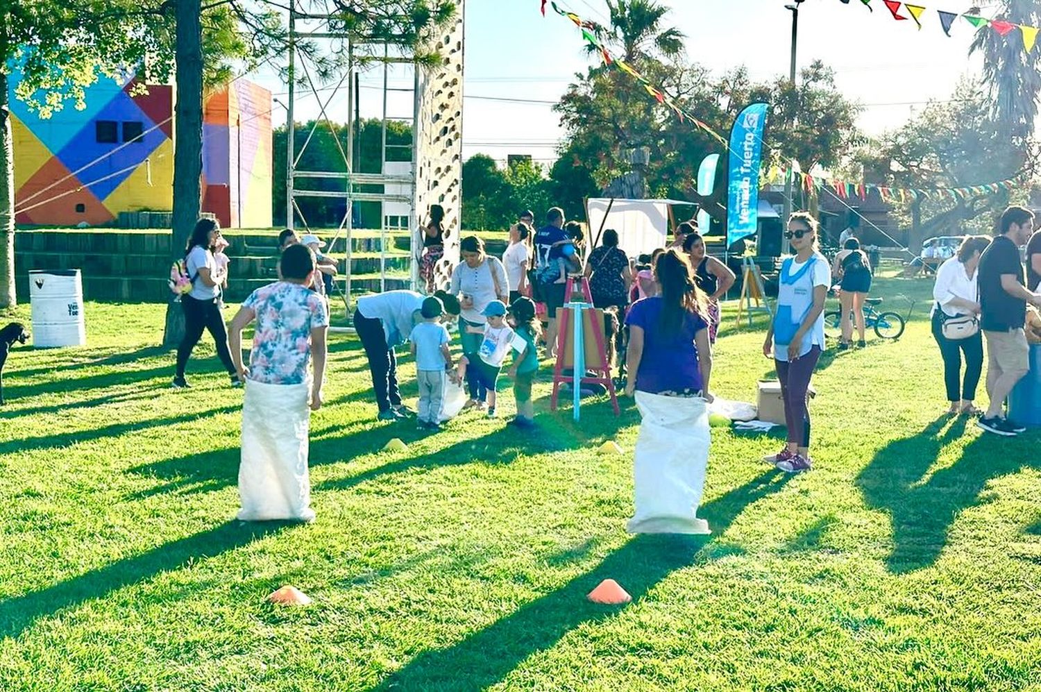 Carrera de embolsados, una de las propuestas organizadas para los niños.