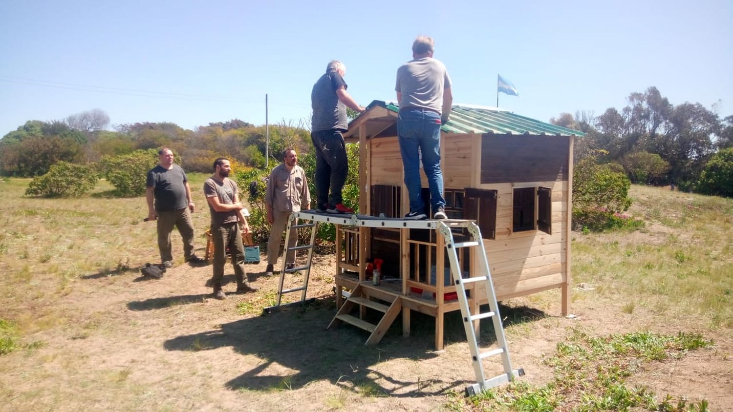 Vecinos hicieron una casita de madera para una plaza de Quequén