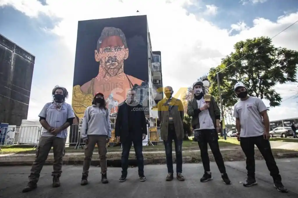 Inauguran un mural de Messi frente a su escuela primaria