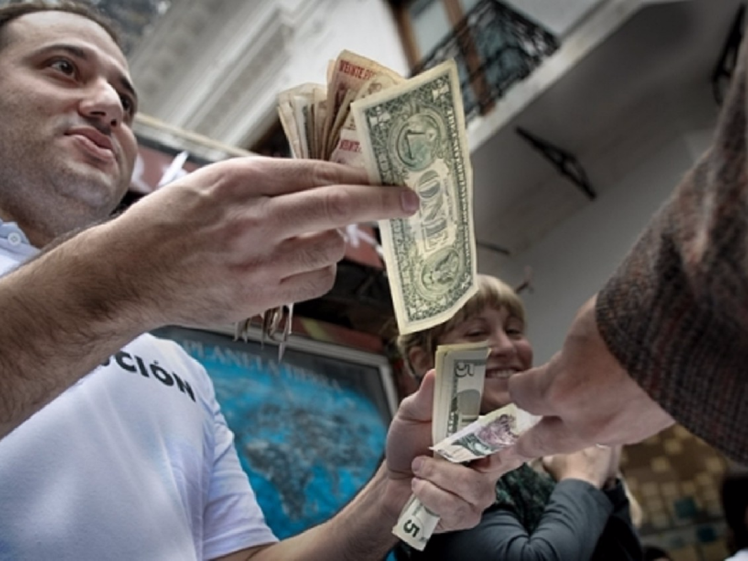 Autorizan la compra-venta de divisas en la vía pública a través de los arbolitos