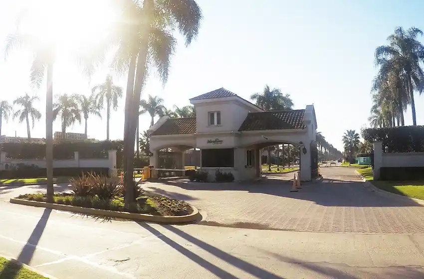 Robaron 8 mil dólares y 200 mil pesos de la casa de un ex jugador de Rosario Central