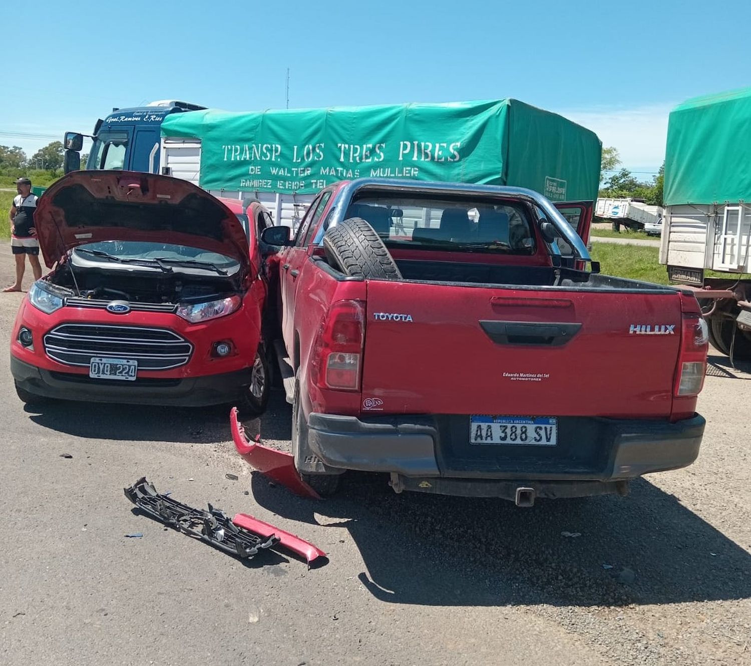 Violento choque entre tres vehículos en la Ruta 12: una gualeguaychuense resultó con heridas