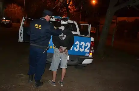 Robaba un stereo y fue reducido de un piedrazo en la cabeza 