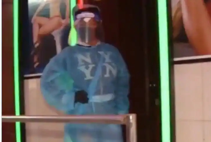 Trabajadoras sexuales en Ecuador utilizarán trajes de bioseguridad para prevenir COVID-19