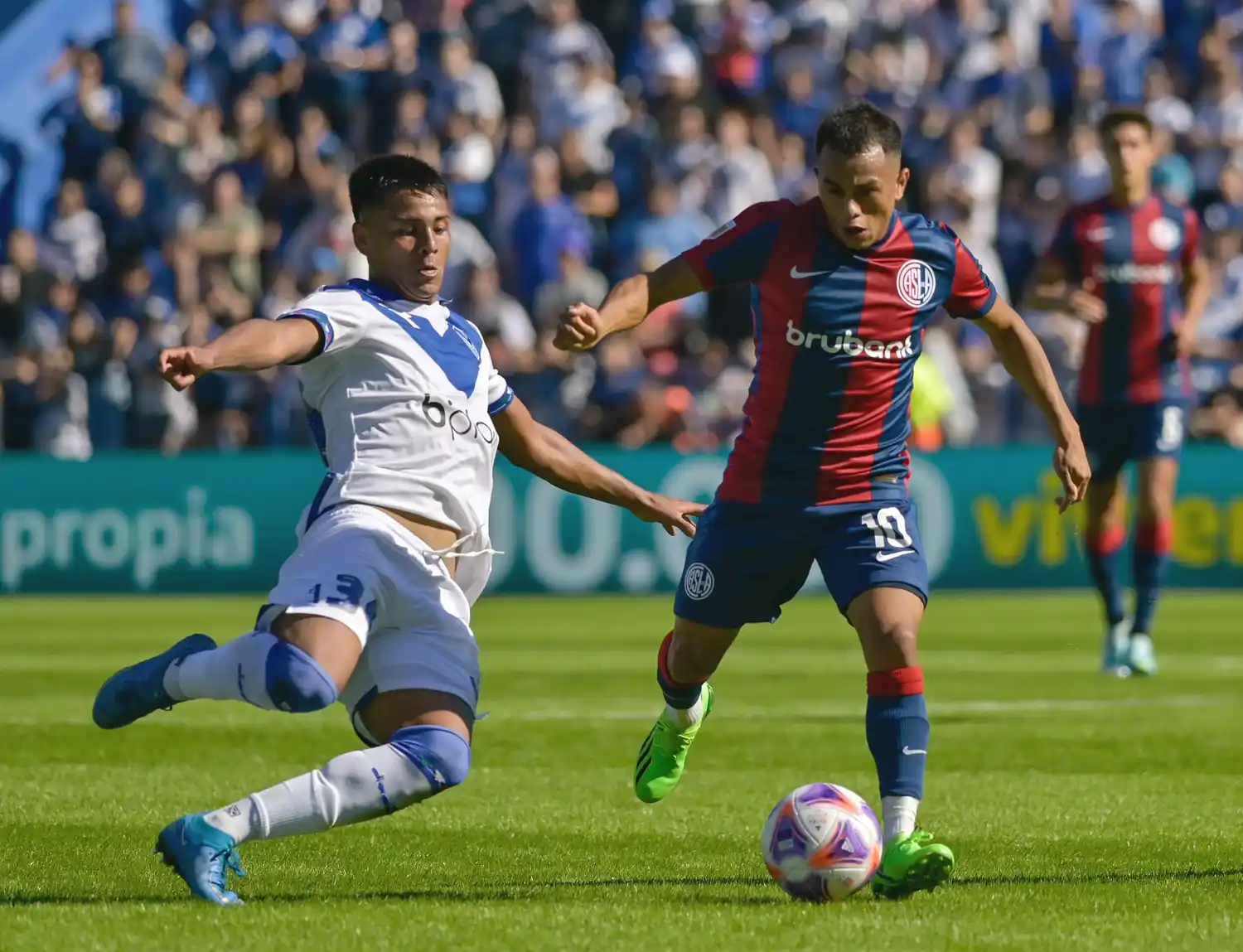 Fernández intenta frenar a Barrios.