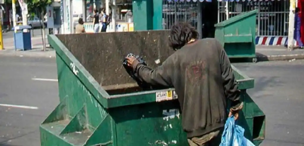 Funcionarios de PoliChacao DESNUDARON y ABANDONARON a 15 INDIGENTES en carretera Caracas- Guarenas