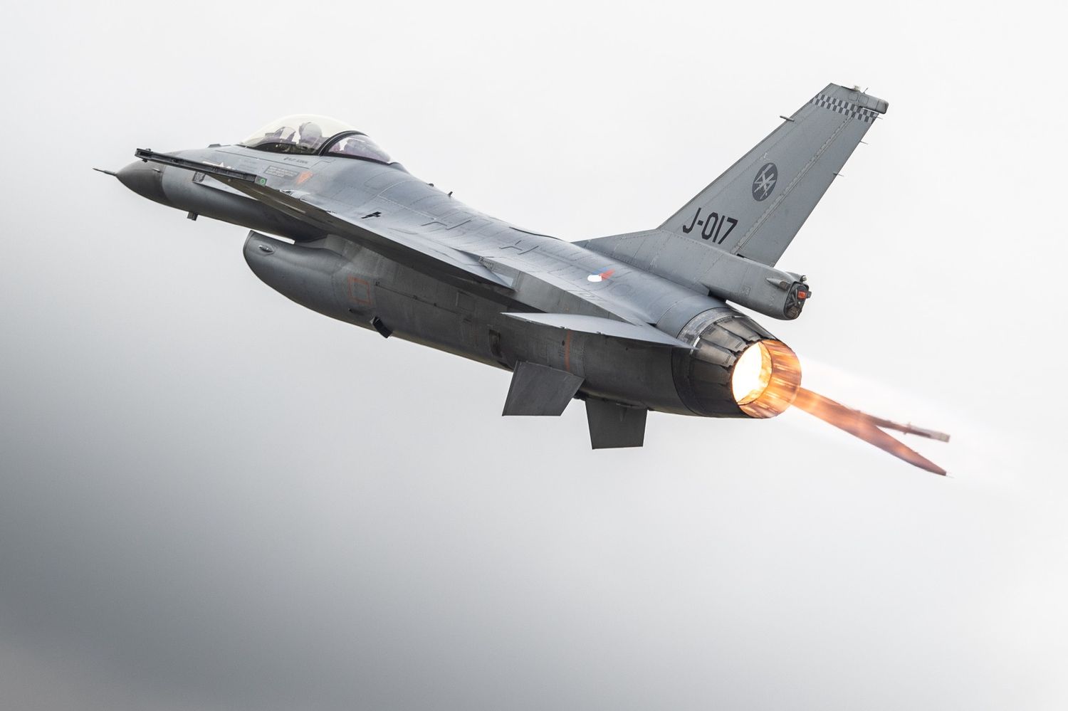 U.S. approves sending F-16 fighter jets to Ukraine from Denmark and Netherlands