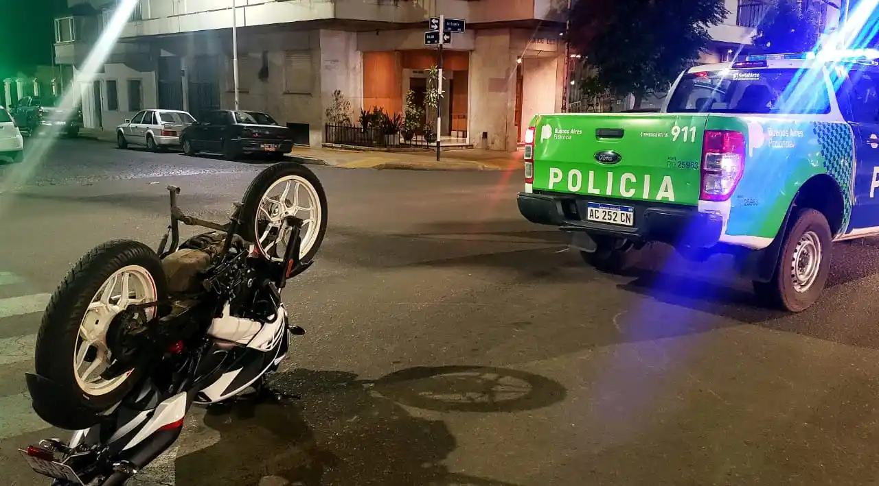 Una moto embistió a un peatón y ambos terminaron en el Hospital