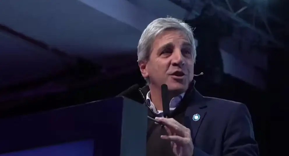 Caputo sostuvo además que el programa económico actual representa un “orden macroeconómico por decisión política”.