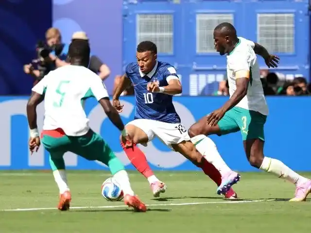 Francia venció a Senegal en su estreno y Mbappé superó a Messi en la historia mundialista
