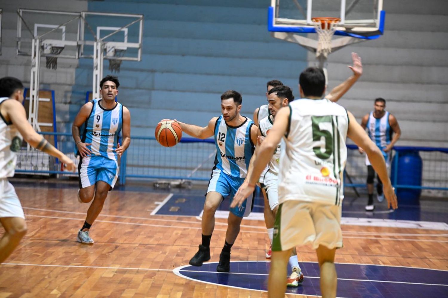 Manu Lado conduce un ataque de Juventud apareado por la marca de un rival. Crédito: MR Fotografía.