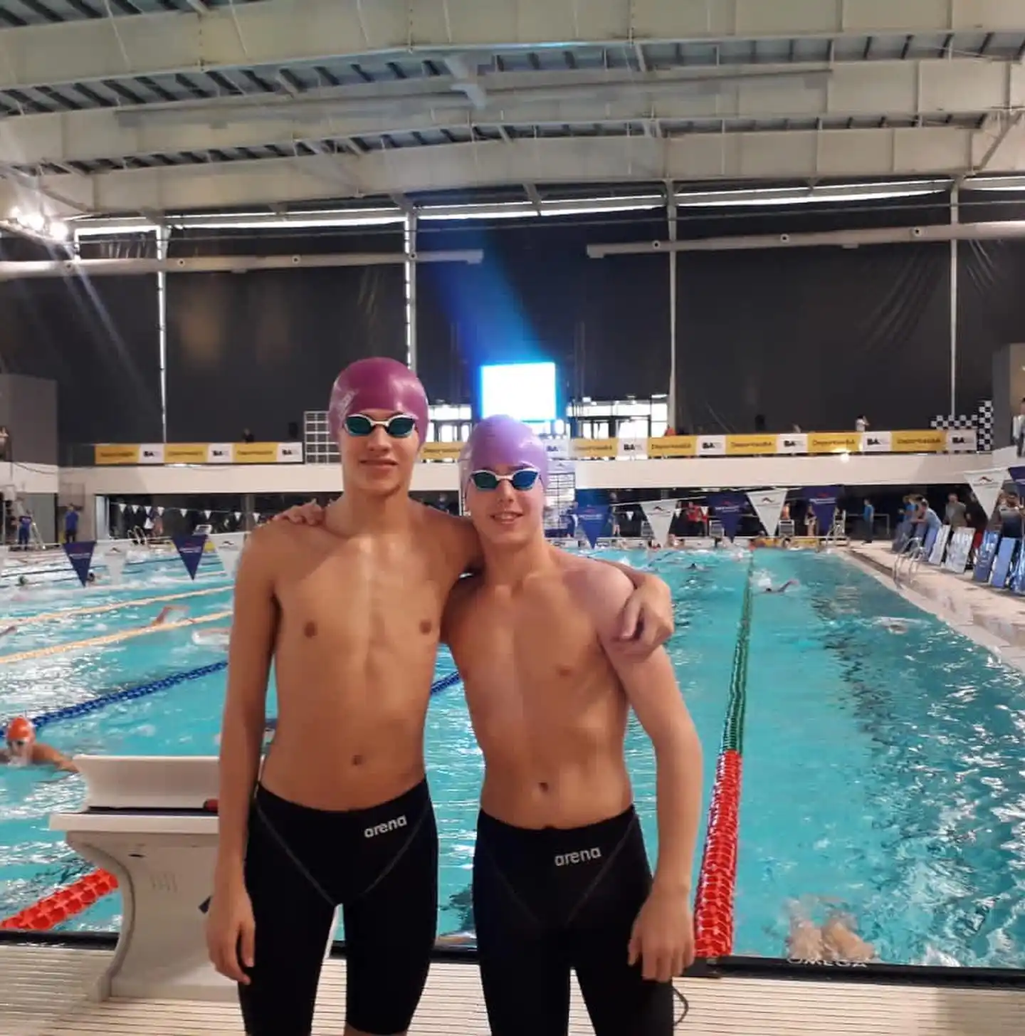 Francesco Squeo Lapun y Alejo Castillo en el campeonato nacional de cadetes de natación