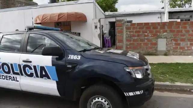 La Policía Federal realiza un megaoperativo en barrio Las Flores