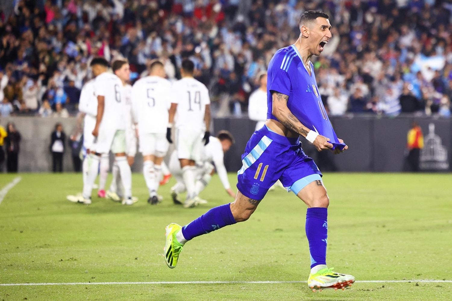 Di María festeja tras su notable empate de tiro libre.