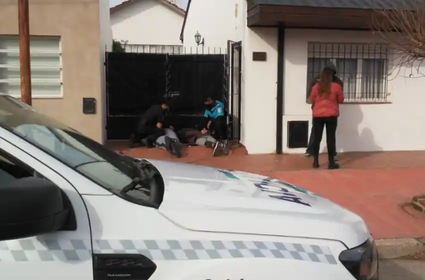 Asaltaron a una anciana cuando ingresaba a su casa y la encerraron en el baño