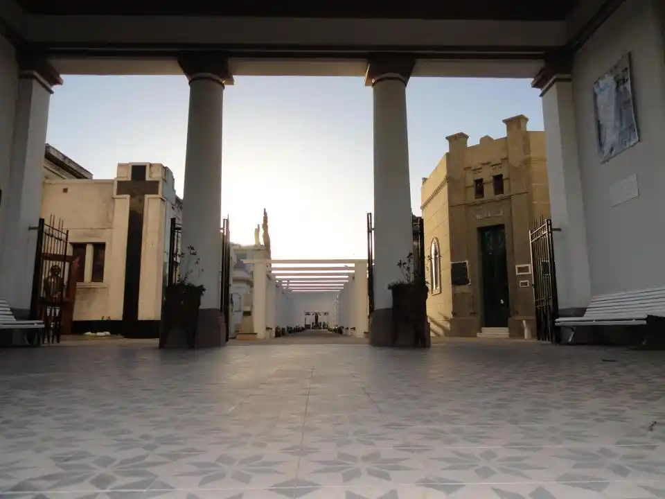 Para proteger el patrimonio histórico y cultural, prohíben circular en auto dentro del Cementerio Norte