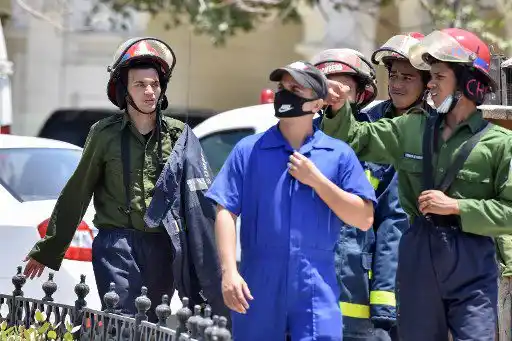 Rescatistas observan daños en el Hotel Saratoga tras fuerte explosión en La Habana