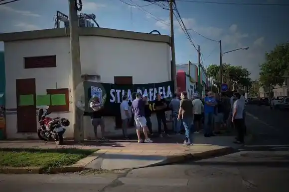 Sindicales se manifestaron frente a una empresa local y adelantaron un posible paro total