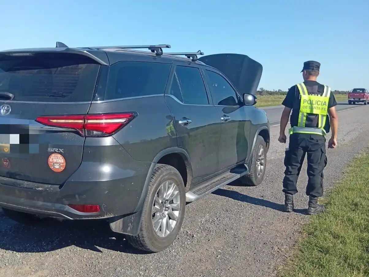 Ruta 34: autos robados, una violenta persecución y dos detenidos tras arrastrar a un policía por más de 60 metros