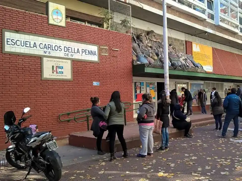 Detuvieron a la mamá y a la abuela de un nene por clavarle una birome al director de una escuela