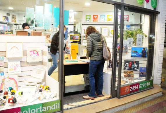 Los comerciantes ahora podrán atender a los clientes en el interior de sus locales