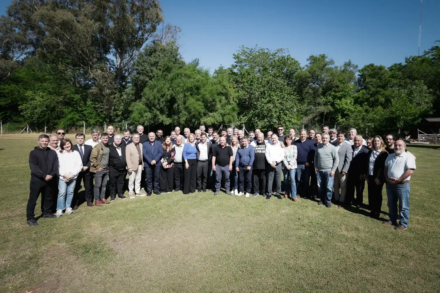 Kicillof con intendentes: respaldo al desdoblamiento