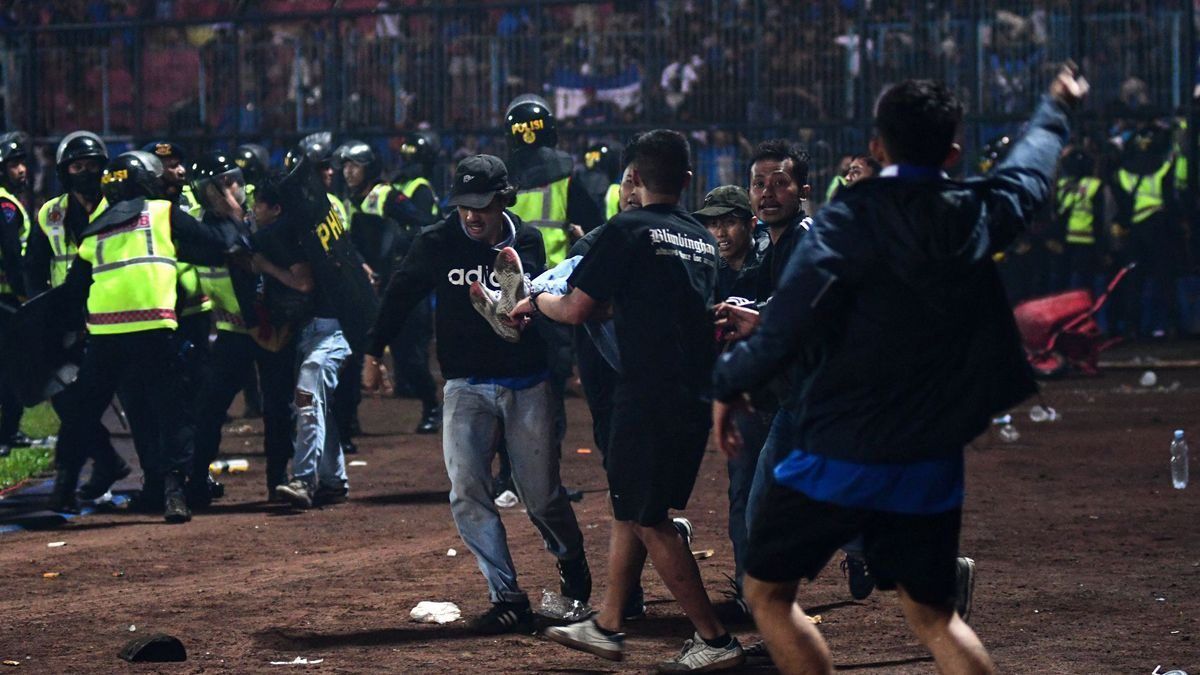 ESTAMPIDA EN PARTIDO DE FÚTBOL  en Indonesia deja 174 muertos y 180 heridos