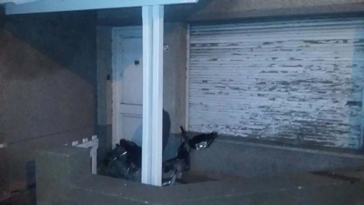 Conducía una moto robada, chocó el paredón de una vivienda y murió