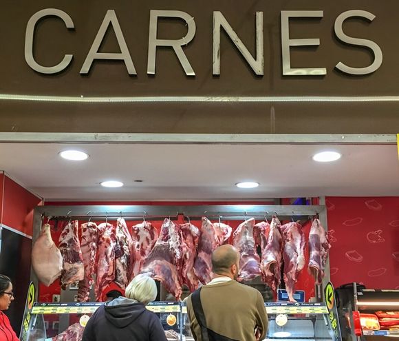 Los precios de los alimentos aumentaron 3,8% en junio, impulsados por la carne y los lácteos