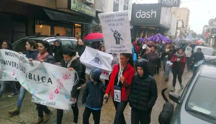Gualeguaychú: Importante marcha en defensa de la Educación Pública