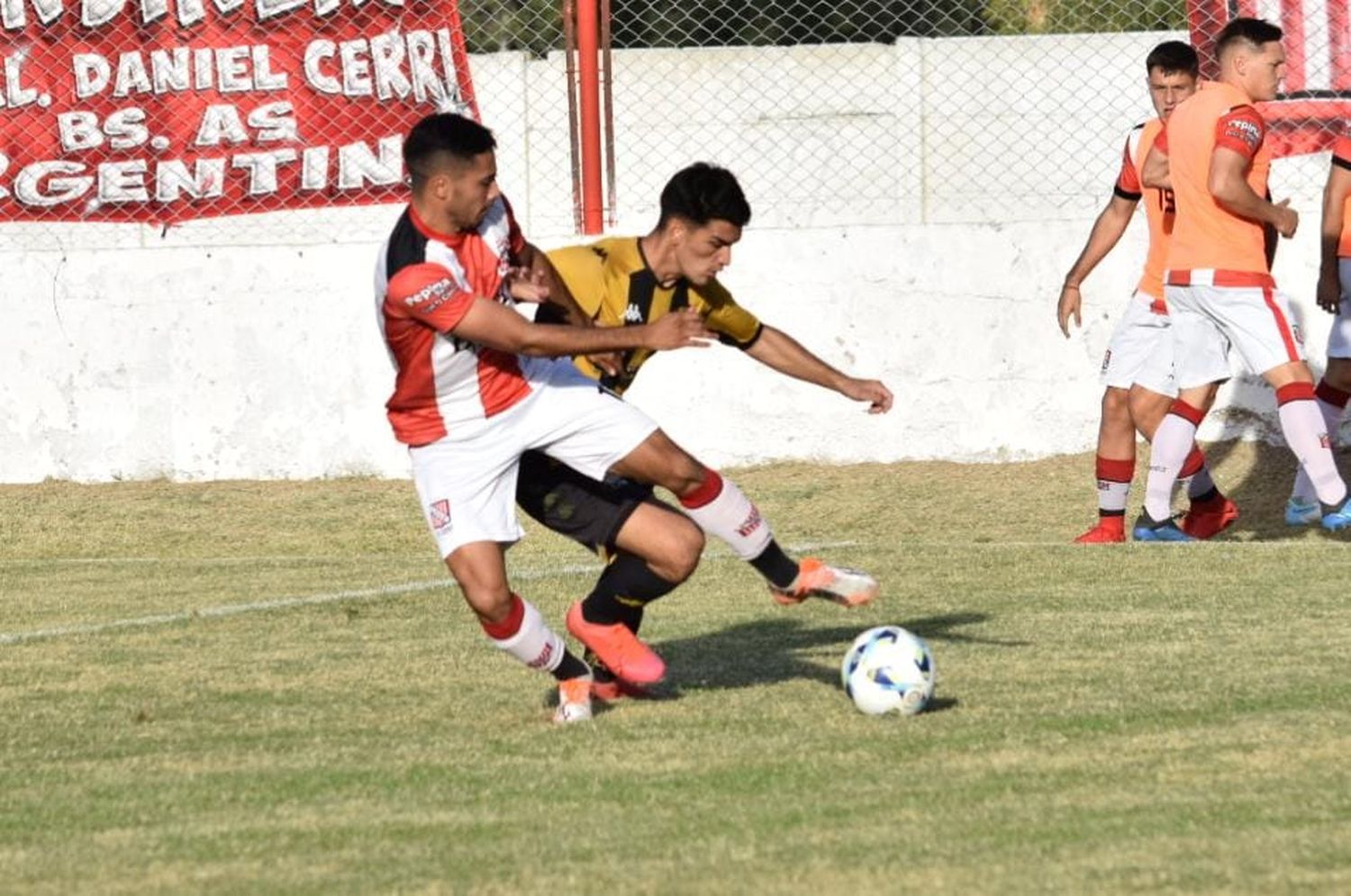 “Pitu” Leiva, apremiado por la marca. (Foto de Néstor Cañiuqueo).