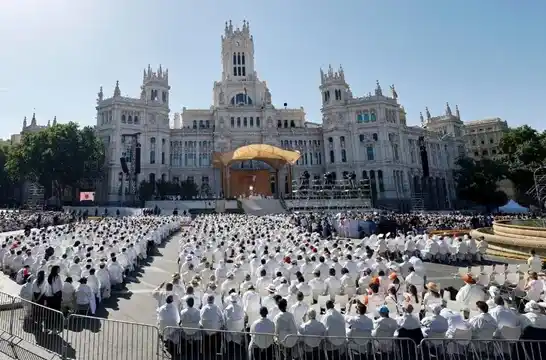 El Papa León XIV preside la Santa Misa en la Solemnidad del Corpus Christi en la Plaza de Cibeles de Madrid.
