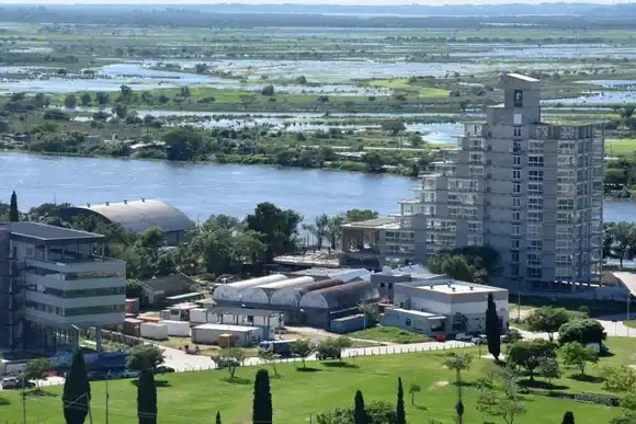 Ocho contrataciones directas y "urgentes" para mitigar el riesgo hídrico en Santa Fe