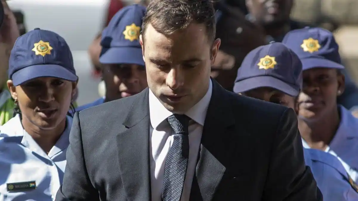 «YA ESTÁ EN SU CASA»: Oscar Pistorius sale de la cárcel discretamente