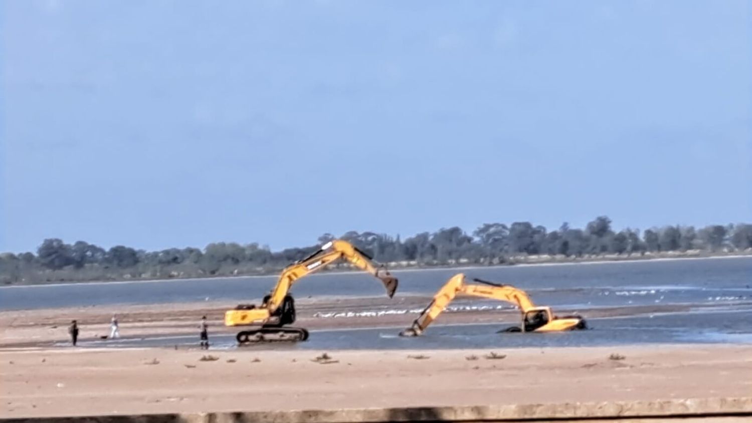 Laguna de Chascomús: Tras el rescate de una mujer, ahora quedó enterrada una retroexcavadora