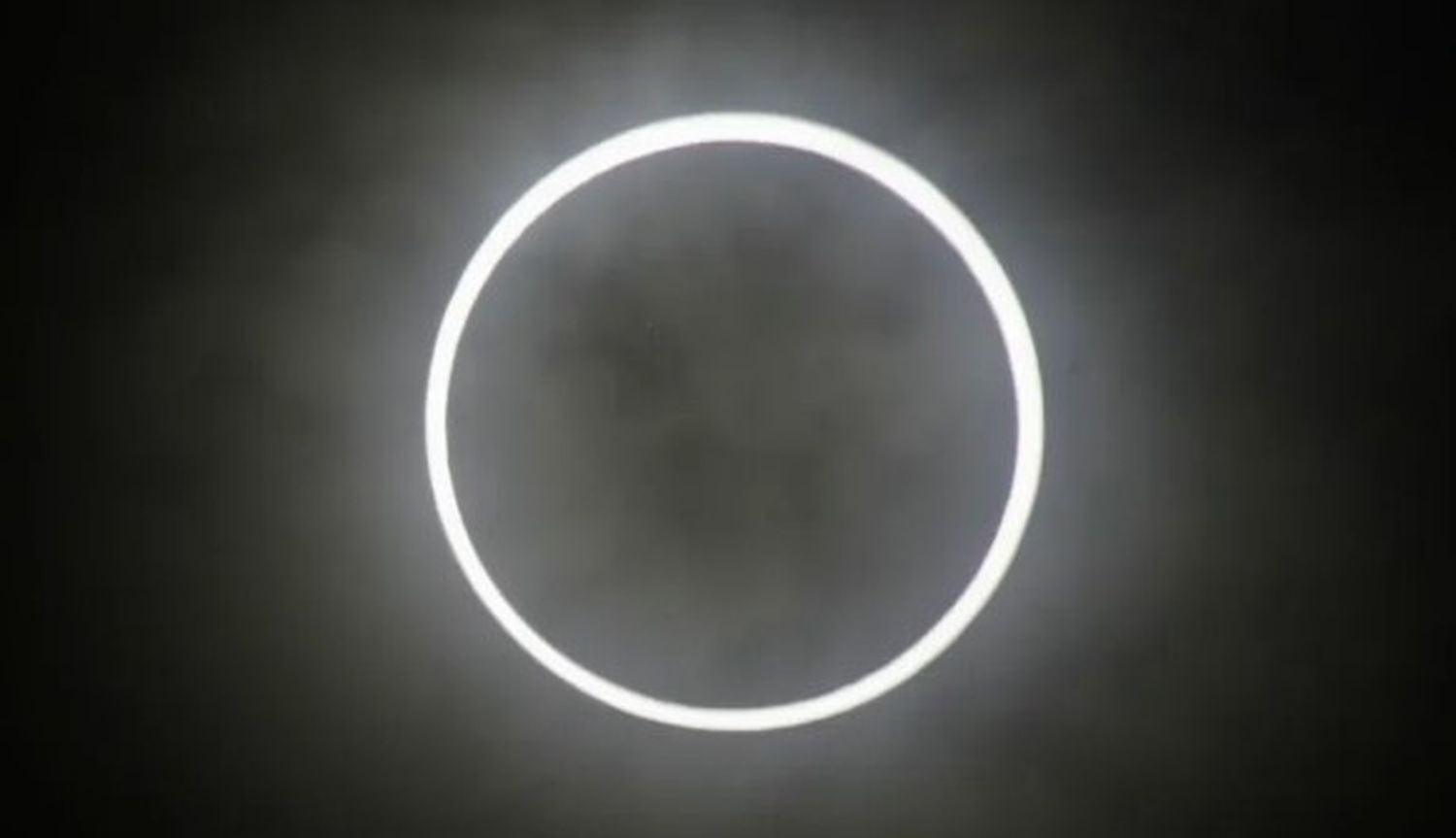Cuando se forme el "anillo de fuego" del eclipse el cielo se oscurecerá, pero sin llegar al nivel de un eclipse total.