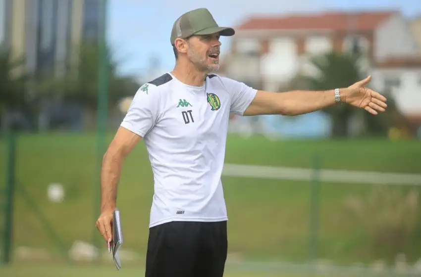 Andrés Yllana dirigiendo la práctica