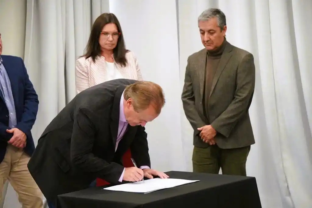 El intendente Martínez firmó el convenio para la construcción de 40 viviendas