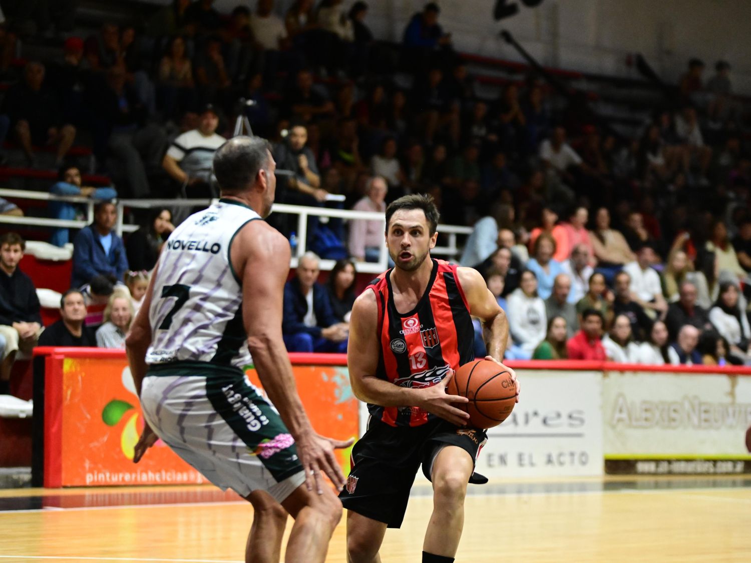 Manu Lado en labor ofensiva ante la marca de su excompañero Matías Novello en el partido de Central contra BH.