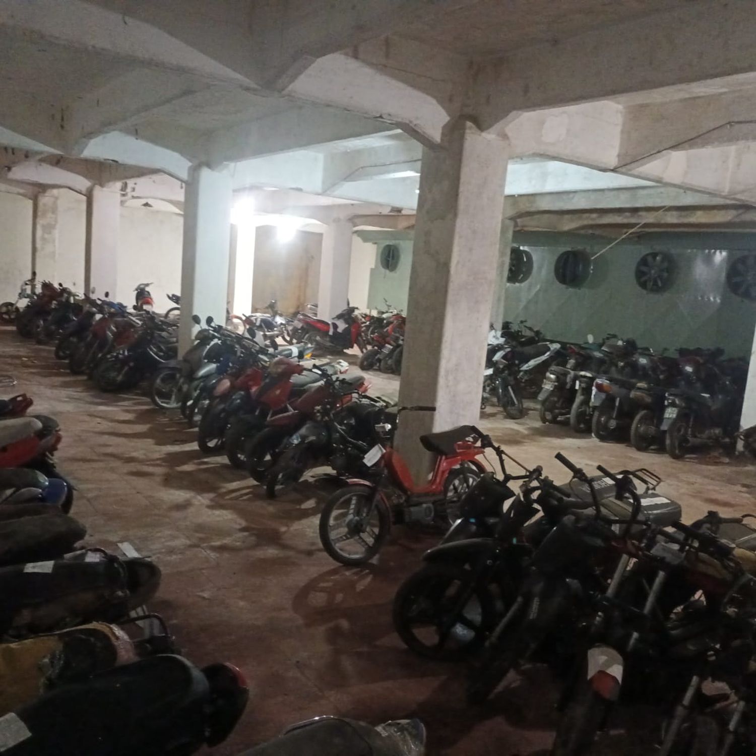 Motocicletas retenidas se amontonan en el depósito municipal del ex Frigorífico Gualeguaychú.