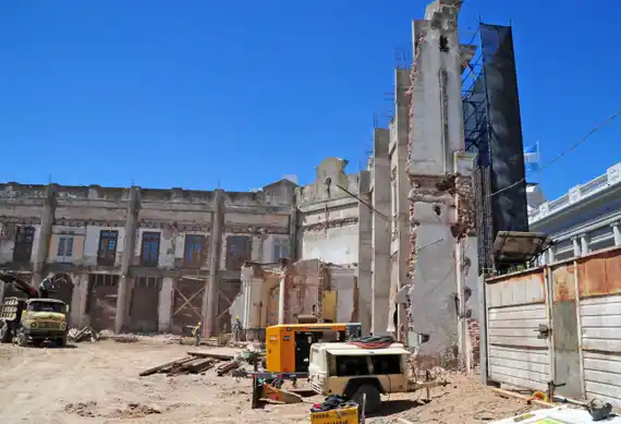 Con la fachada protegida y en pie, avanza la obra del Paseo del Banco tras años de demora