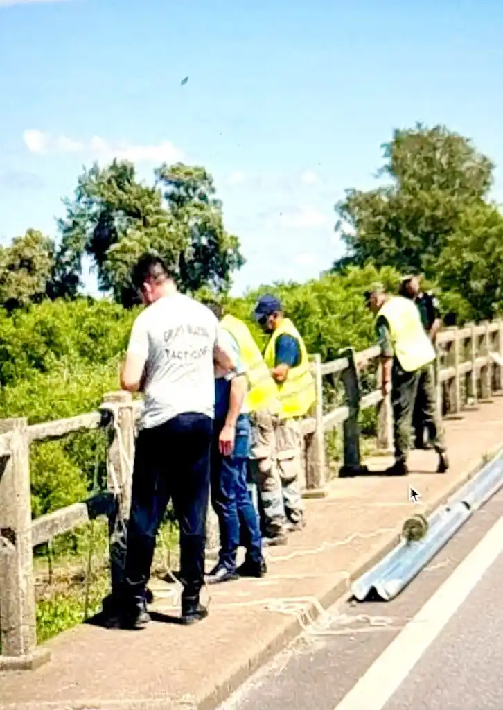 Un camión cayó al agua desde un puente en la Ruta Santa Fe-Paraná; el chofer está desaparecido 