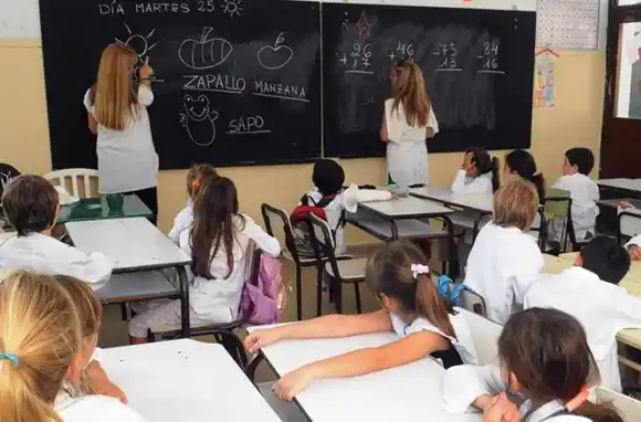 La provincia anunció que las escuelas primarias darán una hora más de clases