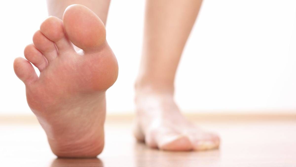 La persona reflejada en los pies