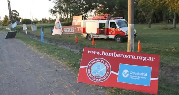 Dotación  de bomberos trabaja en el predio de Gendarmería Nacional en “La Serena”