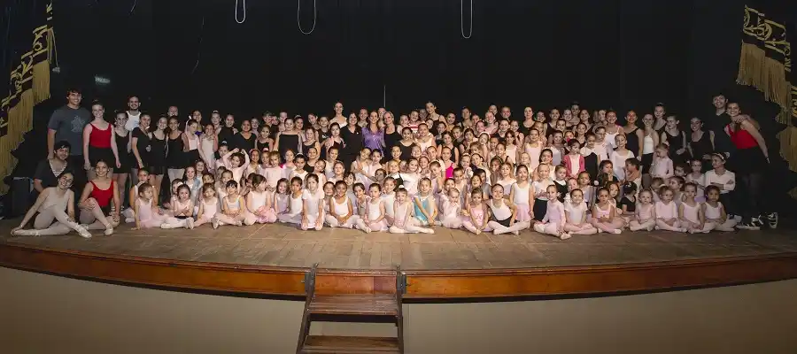 La academia de Elisa Zonis presenta la obra Espejito espejito en el Teatro 